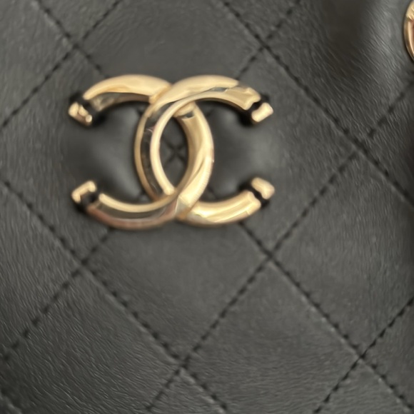 Authentic Black Calfskin Quilted Leather Shopping Bag - Picture 3 of 16